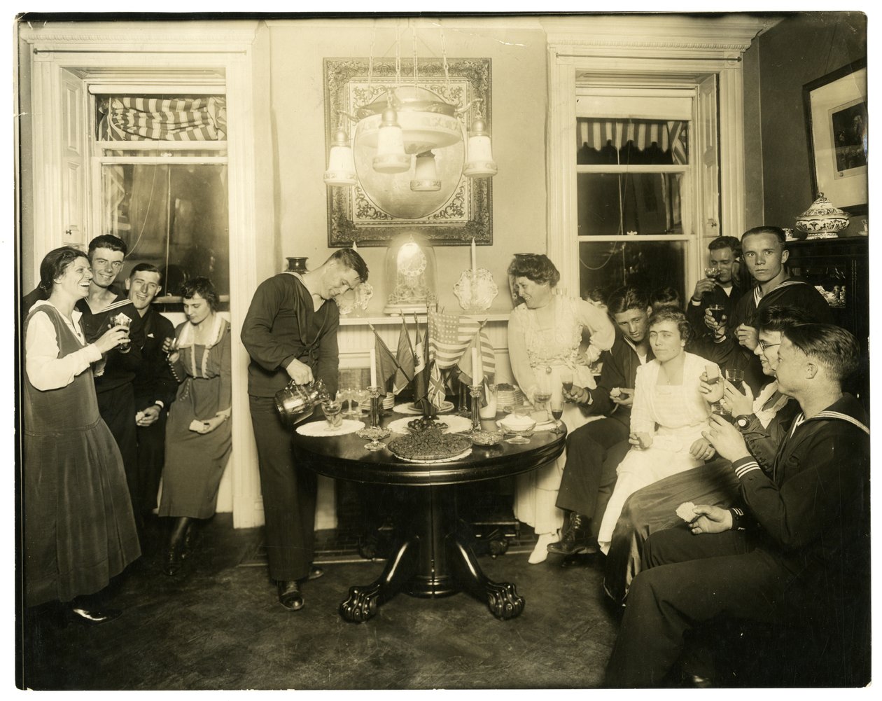Alice Foote MacDougal egy csapat tengerészt szórakoztat kis lakásában az Old Warban, Greenwich Village-ben, New York államban, 1917-1918 körül (zselatin ezüst fotó) alkotó: Jessie Tarbox Beals