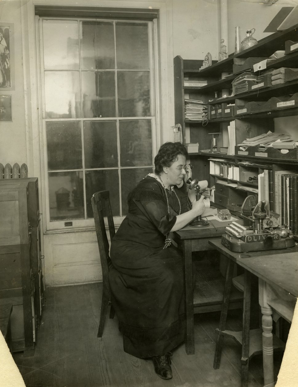 Beals a stúdiójában, 1912-1918 körül (zselatin ezüst fotó) alkotó: Jessie Tarbox Beals