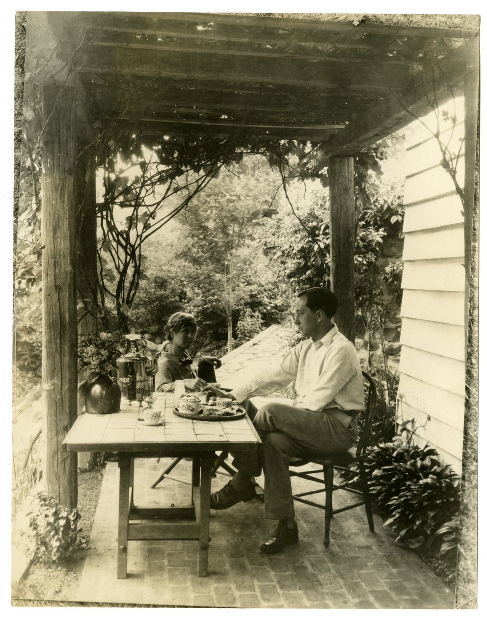 Kertben ülő pár, 1905-40 körül (zselatin ezüst fotó) alkotó: Jessie Tarbox Beals