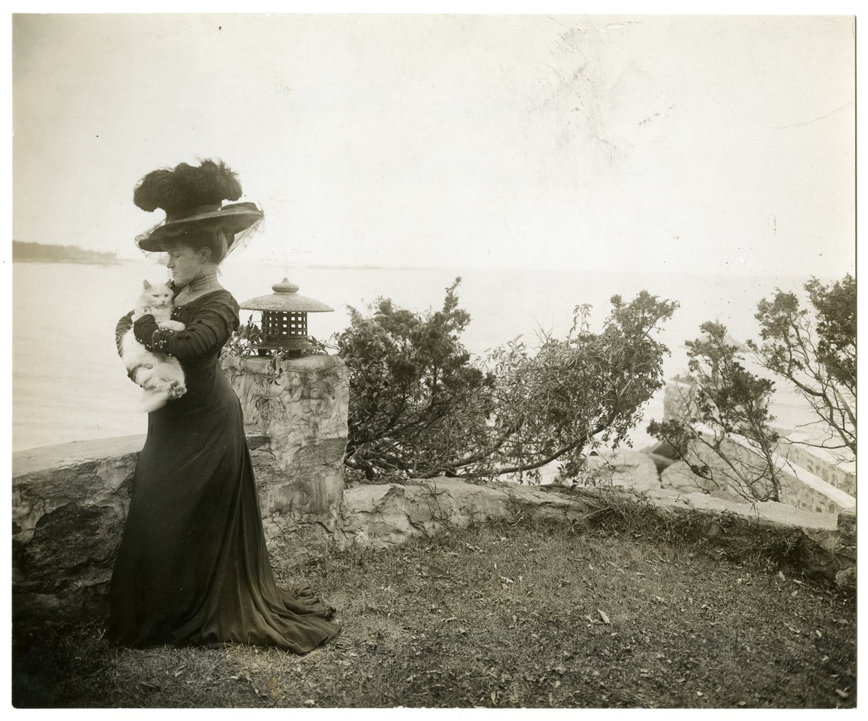 Ella Wheeler Wilcox, Sound Beach, Conn, 1905-1911 körül (zselatin ezüst fotó) alkotó: Jessie Tarbox Beals