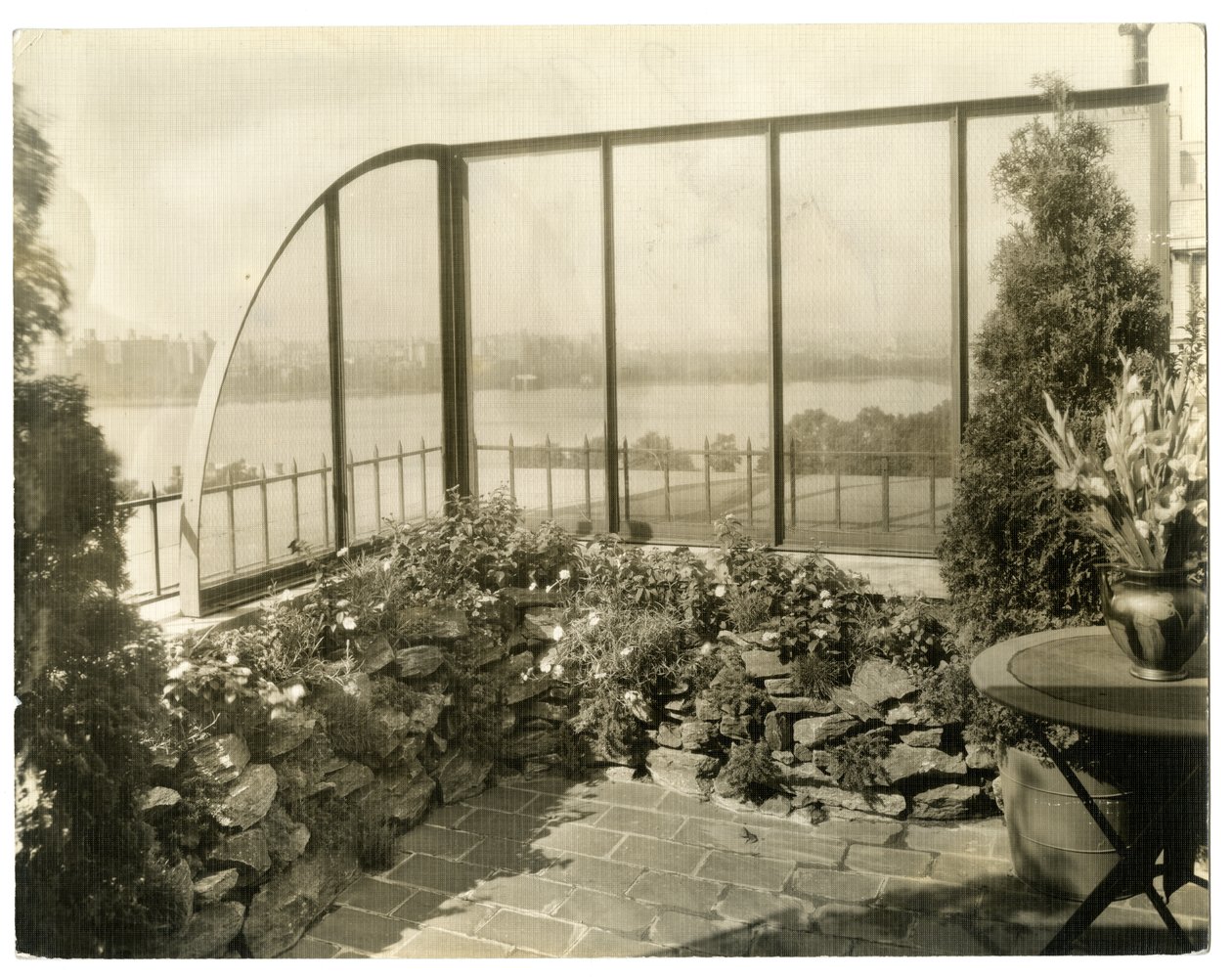 Regina Jais asszony kertje, 1936-37 körül (zselatin ezüst fotó) alkotó: Jessie Tarbox Beals