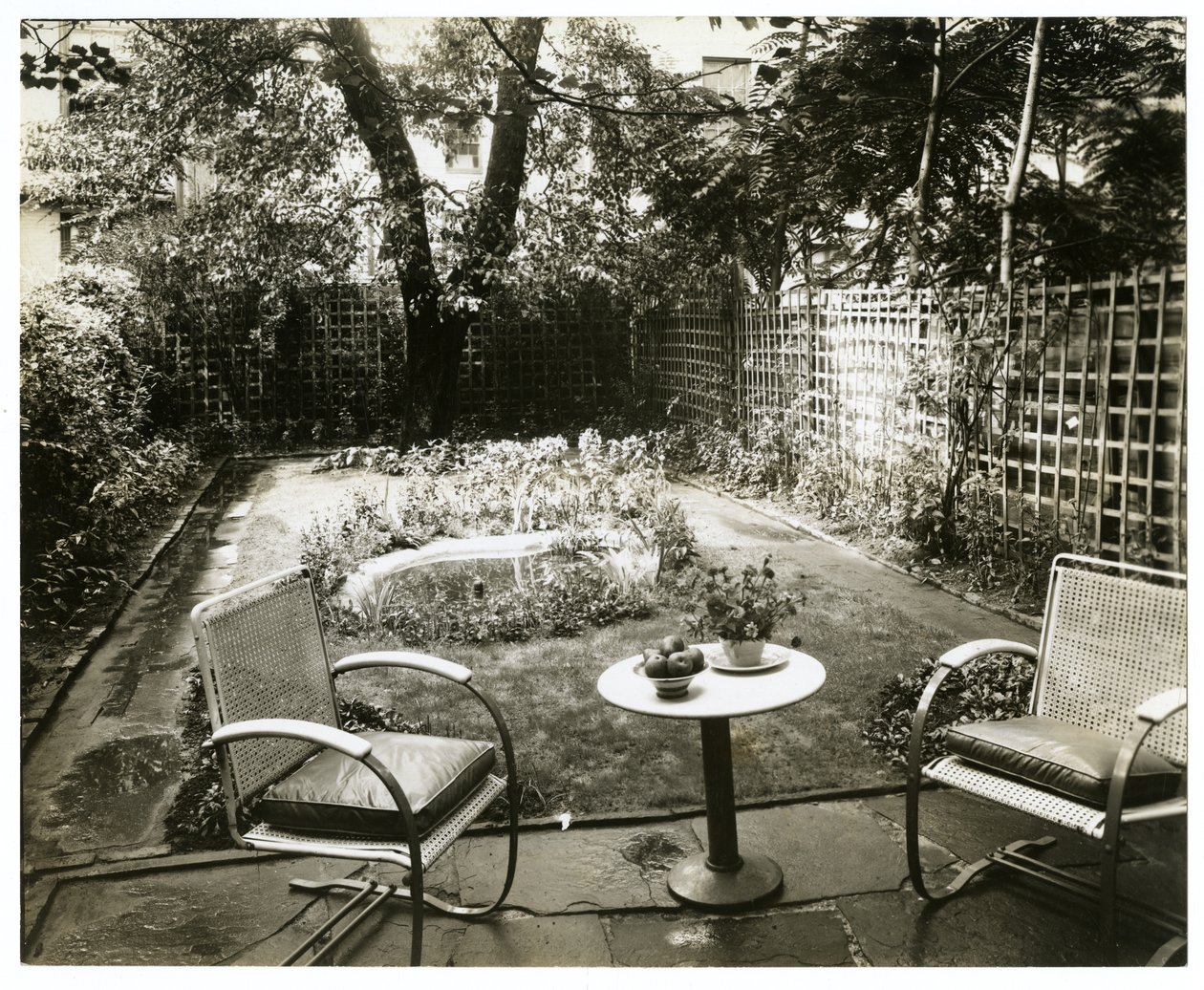 Garden of Mrs W H Wells 265 W 11th, Greenwich Village, New York, USA, 1936-37 körül (zselatin ezüst fotó) alkotó: Jessie Tarbox Beals
