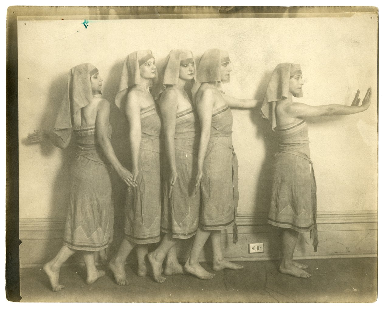Felkészülés egy falusi mulatságra a Liberal Clubban, New York, USA, 1905-40 körül alkotó: Jessie Tarbox Beals