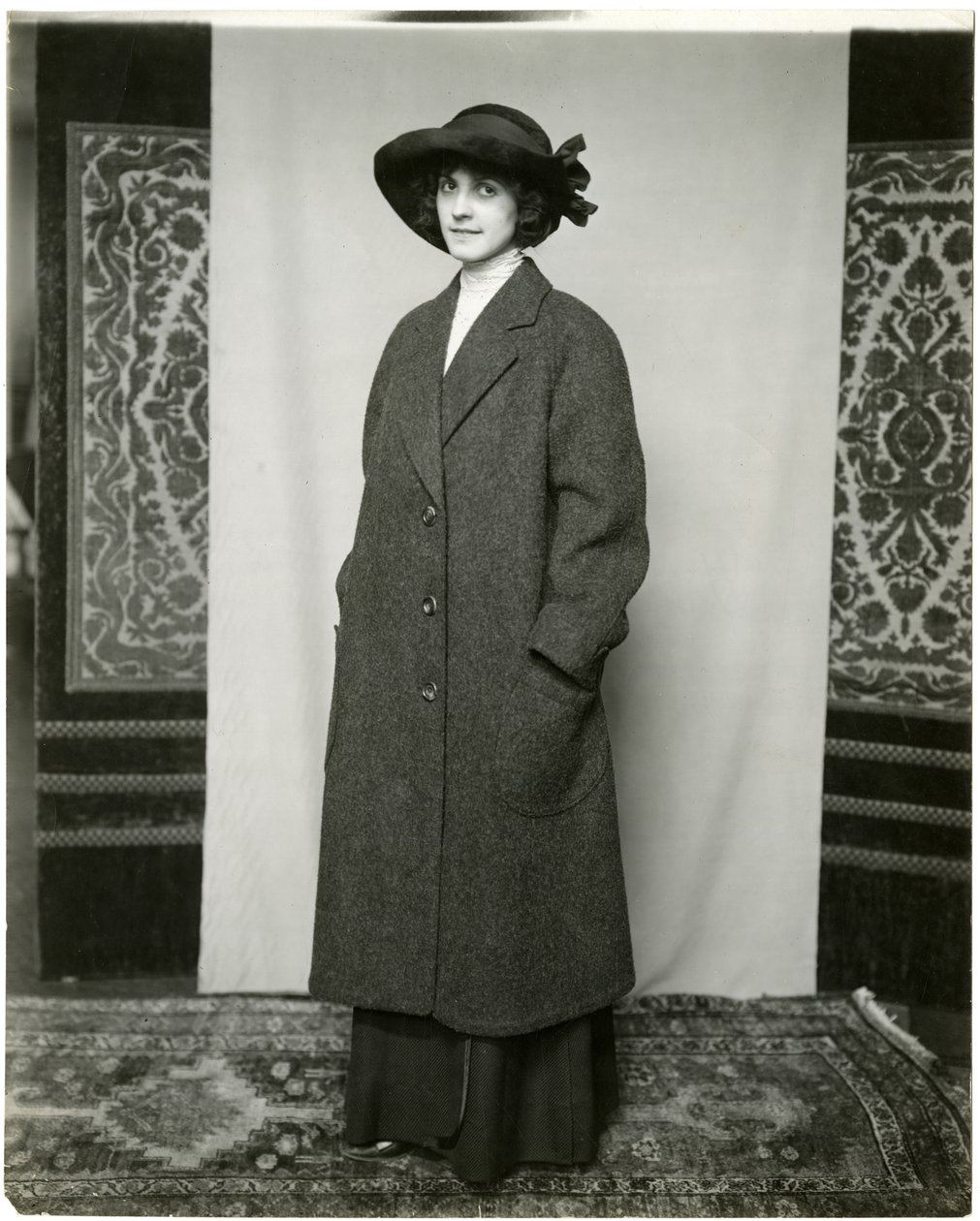 Szürke kabát, Arnold & Constable, 1905-1918 körül (zselatin ezüst fotó) alkotó: Jessie Tarbox Beals