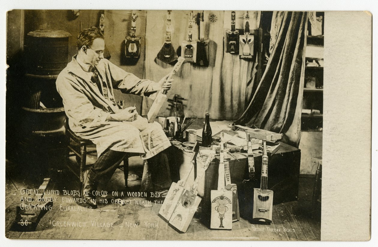 Nagyszerű színfoltok egy fadobozon és Bobby Edwards a padlásszobájában a csillagok alatt ukeléket készít, Greenwich Village, New York, USA, 1905-20 körül (zselatinos ezüst fotó). alkotó: Jessie Tarbox Beals