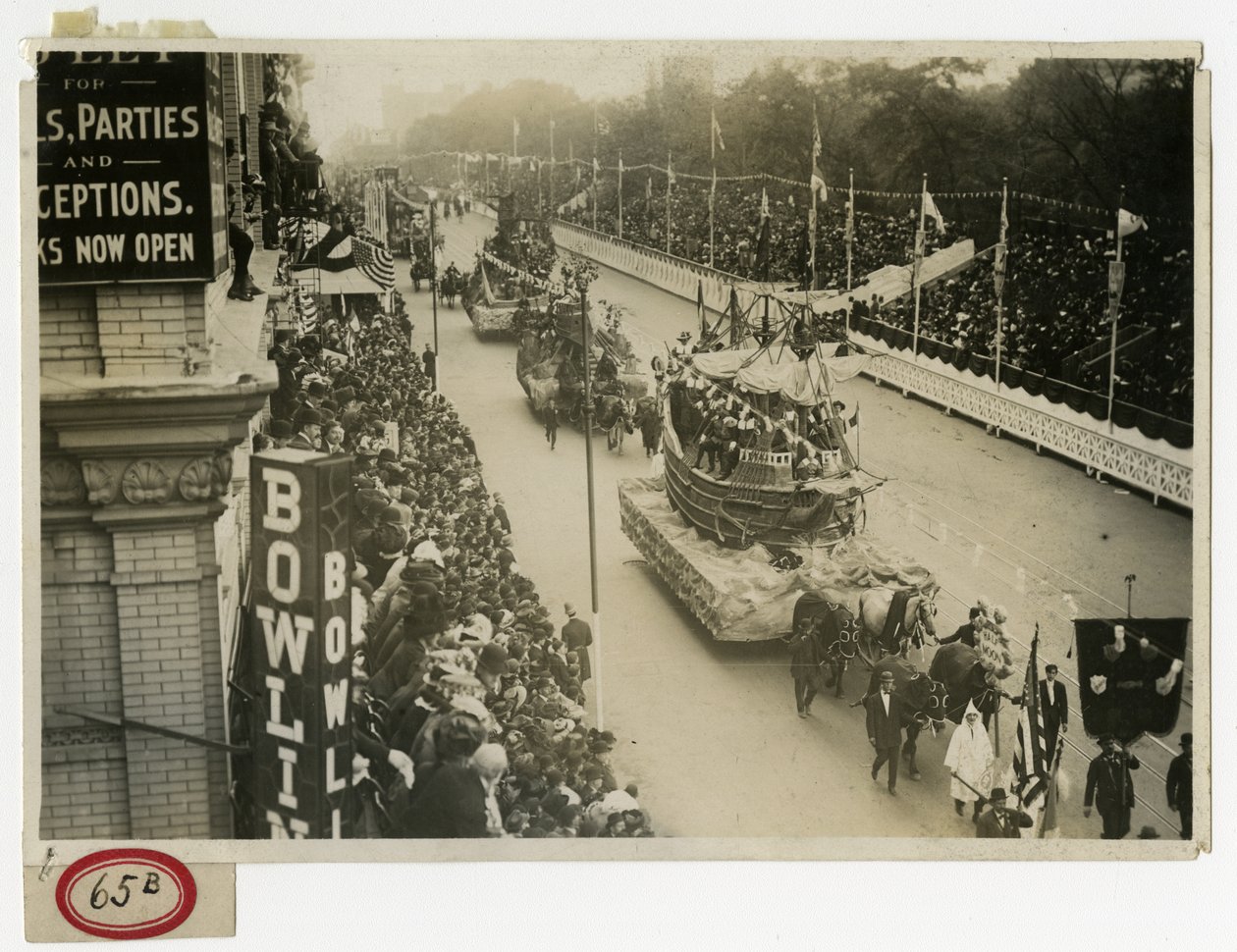 Történelmi felvonulás, Central Park West Half Moon Float No 12 alkotó: Jessie Tarbox Beals