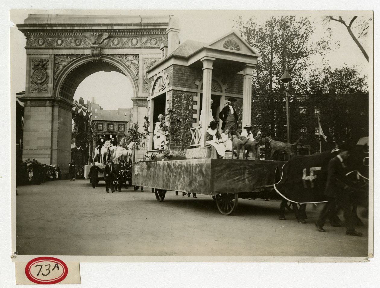 Történelmi Parade Colonial Home Float No 27 alkotó: Jessie Tarbox Beals