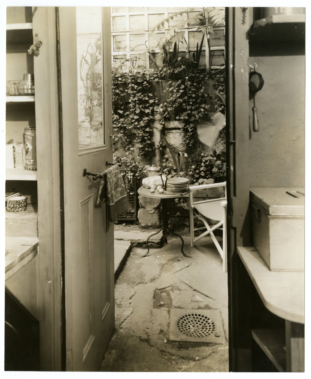 George & Mary Stonehill, művészek otthona, kilátás a konyhaajtóból, Greenwich Village, New York, USA, 1936-37 körül (zselatin ezüst fotó) alkotó: Jessie Tarbox Beals
