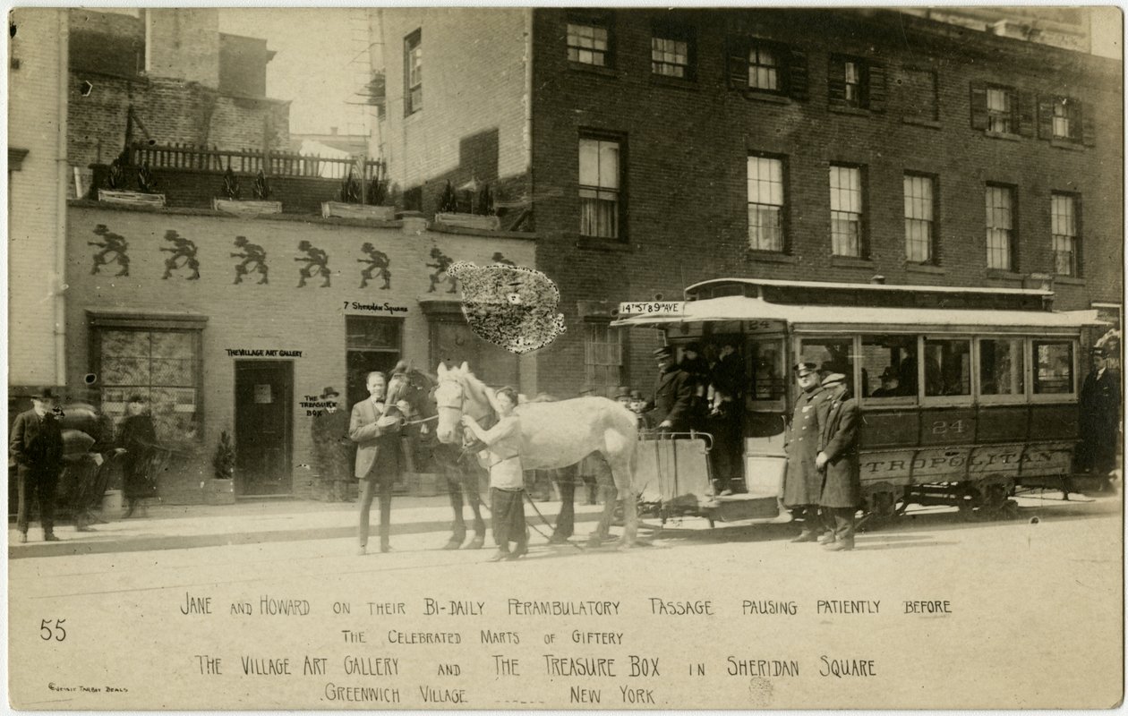 Jane és Howard kétnaponta járkálva türelmesen elhallgatott az ünnepelt ajándéktárgyak, a The Village Art Gallery és a The Treasure Box előtt a Sheridan Square-en, Greenwich Village, New York, USA alkotó: Jessie Tarbox Beals