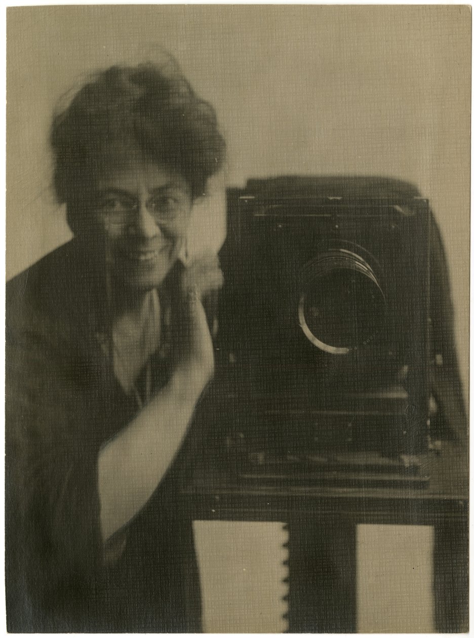 Jessie Tarbox Beals, önarckép fényképezőgéppel, 1918-20 körül (zselatin ezüst fotó) alkotó: Jessie Tarbox Beals