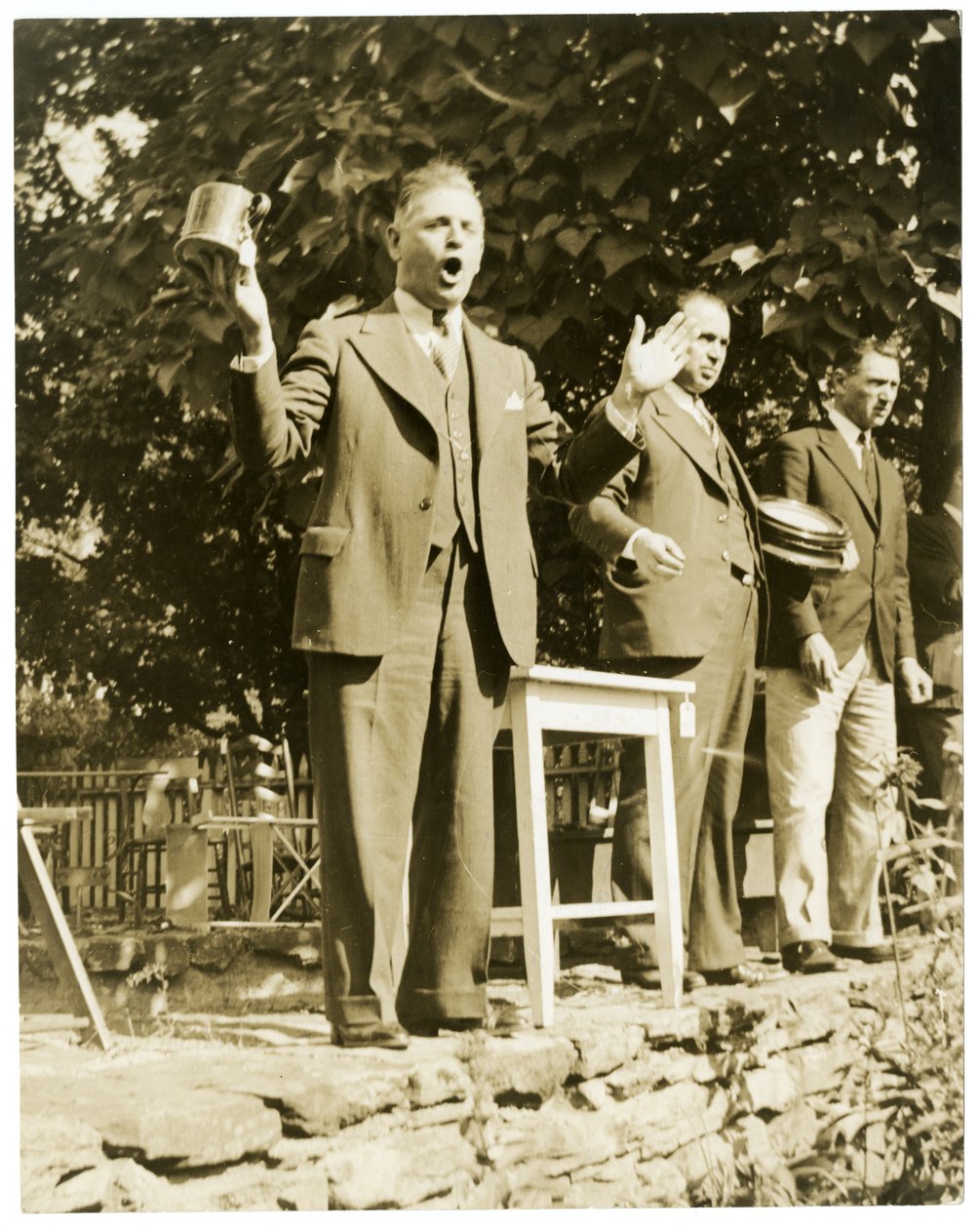 John W. Mitchell a Greenwich Connban vagy Weston, Conn A híres árverésvezető xx a képen alkotó: Jessie Tarbox Beals