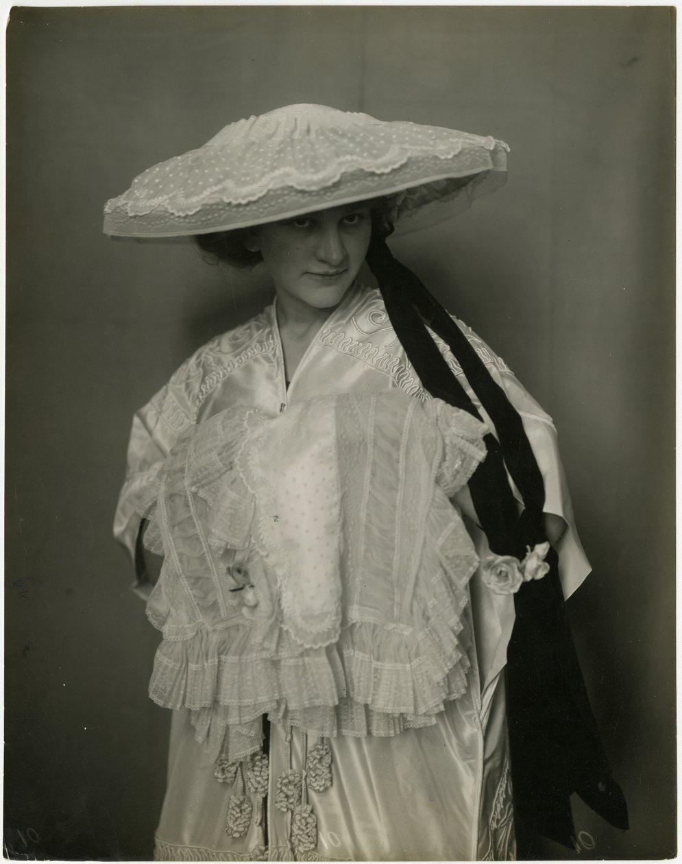 Jumble Bros ?, Fehérnemű sapka és muff, 1905-1911 körül (zselatin ezüst fotó) alkotó: Jessie Tarbox Beals
