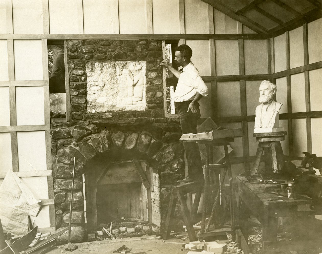 Karl Bitter (szobrász) maga építi a kandallót, 1905-1915 körül (zselatin ezüst fotó) alkotó: Jessie Tarbox Beals
