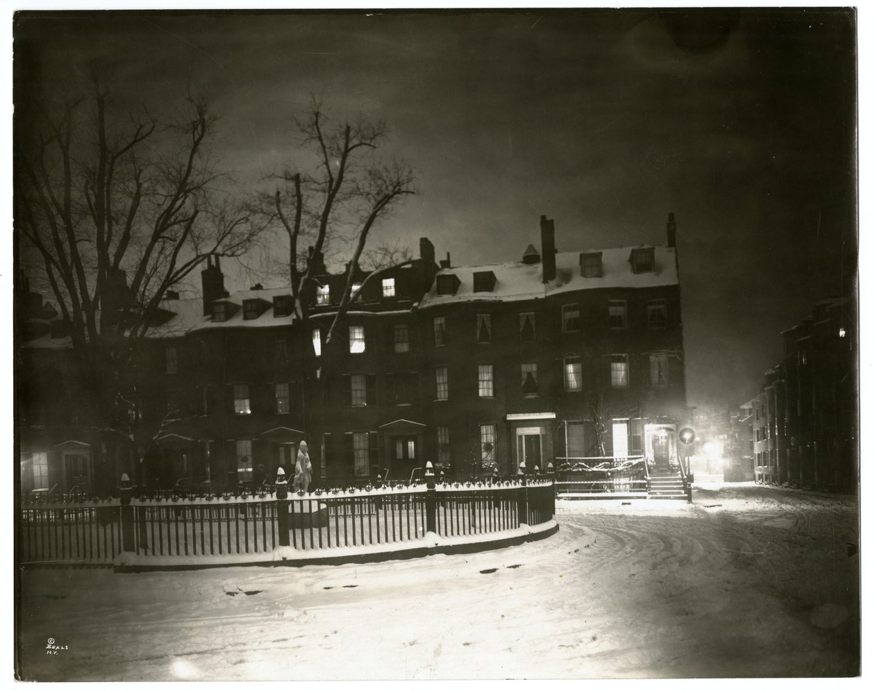 Louisburg Square, Boston Jenny Lind egy sarokházban lakott, Boston, USA, 1902-1910 körül (zselatin ezüst fotó) alkotó: Jessie Tarbox Beals