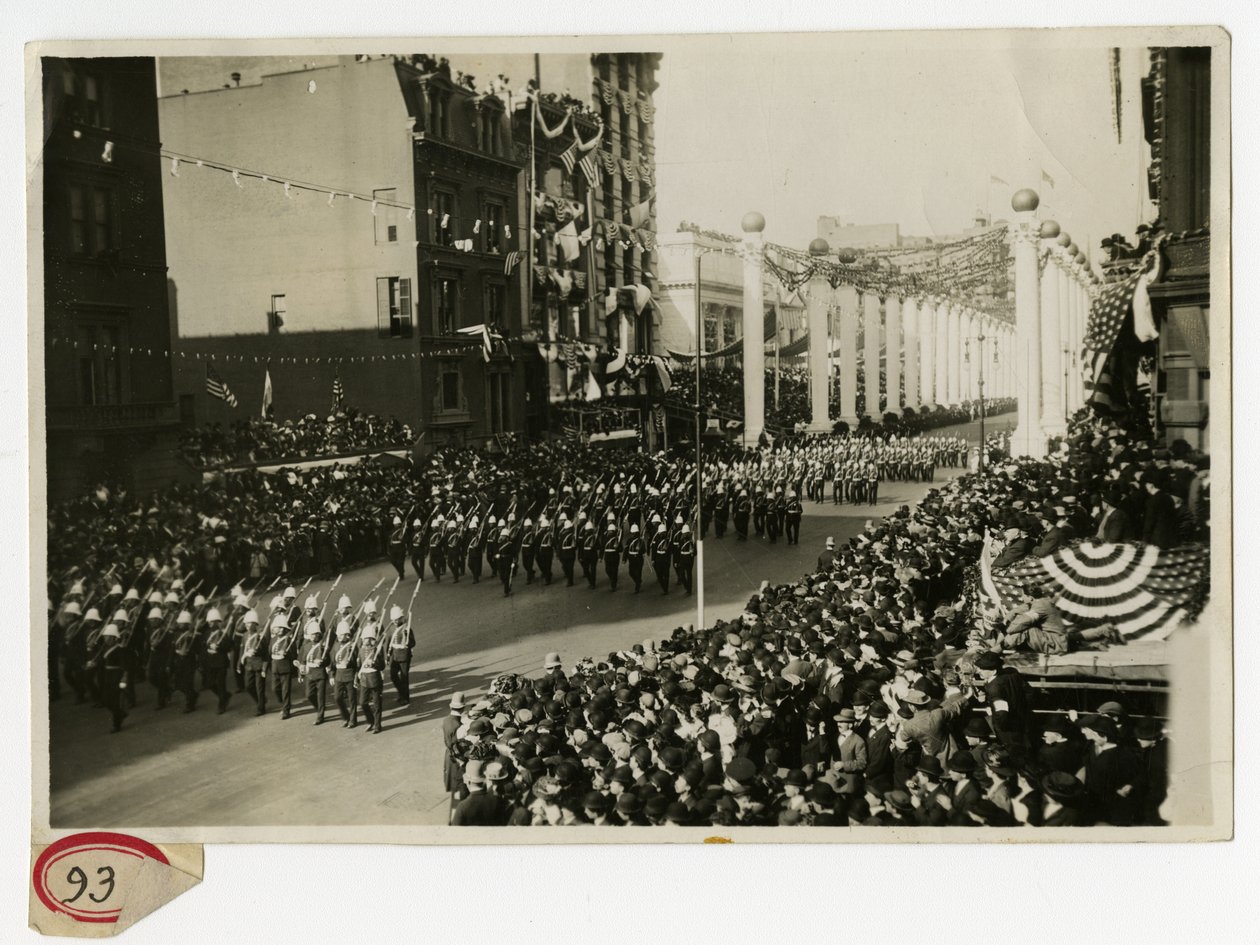Katonai felvonulás a Court of Honor Marinesnél, Nagy-Britannia alkotó: Jessie Tarbox Beals