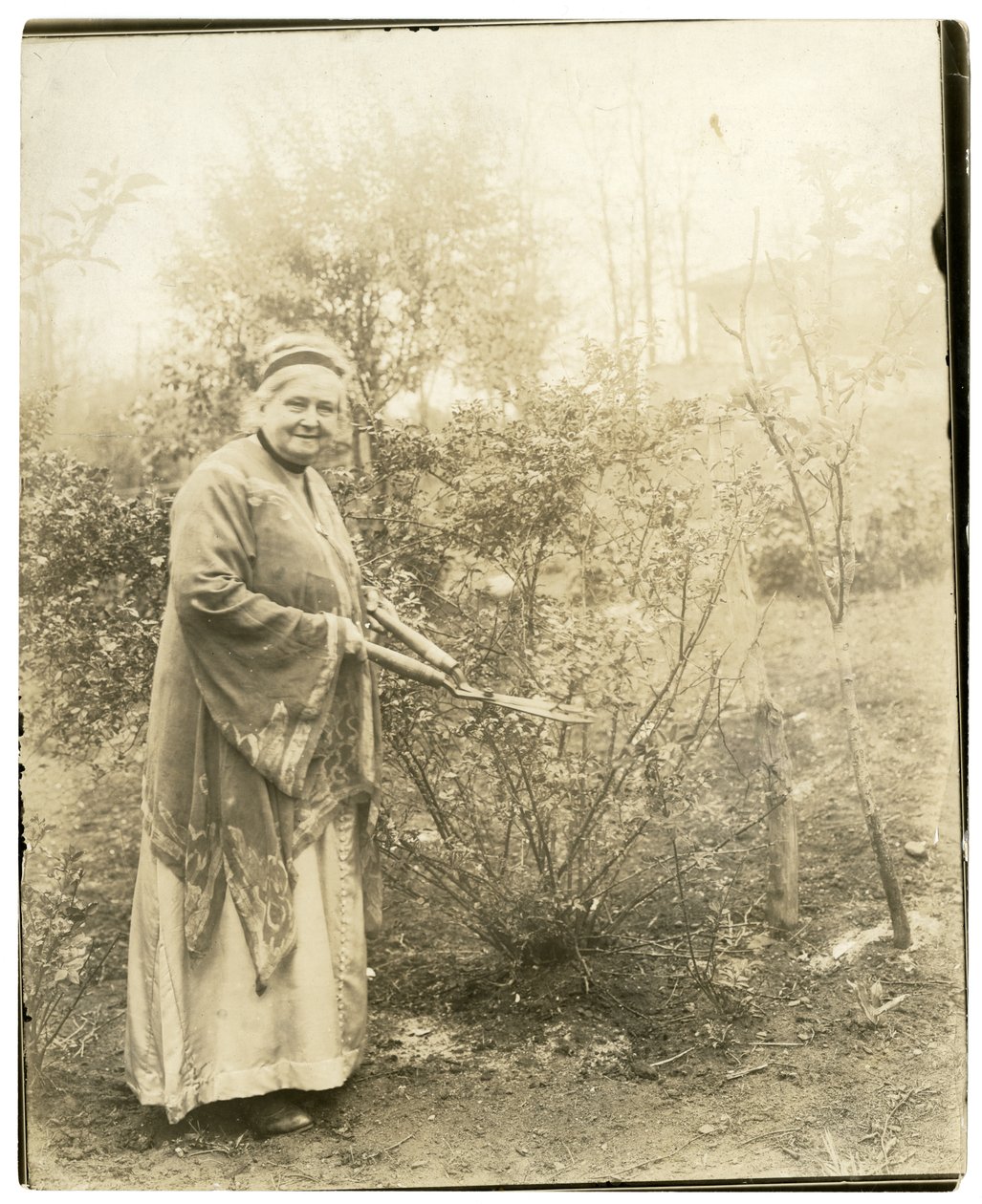 Mrs. Alzirc Hewitt Wade – 88 éves – a kertben Ossiningben, NY, 1905-28 körül (zselatin ezüst fotó) alkotó: Jessie Tarbox Beals