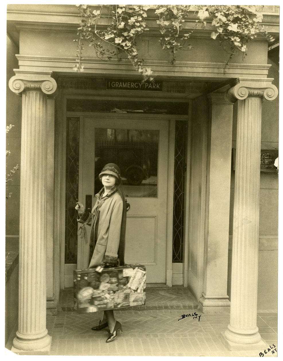 Mrs. L. C. Harper (Mabel Herbert Urner) Európába, hogy mintákat gyűjtsön, New York, USA, 1905-27 körül (zselatin ezüst fotó) alkotó: Jessie Tarbox Beals