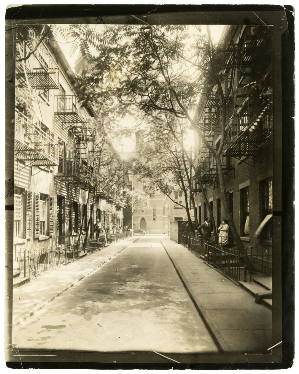 Patchin Place, amely a 10th Street-ről indul, New York, USA alkotó: Jessie Tarbox Beals