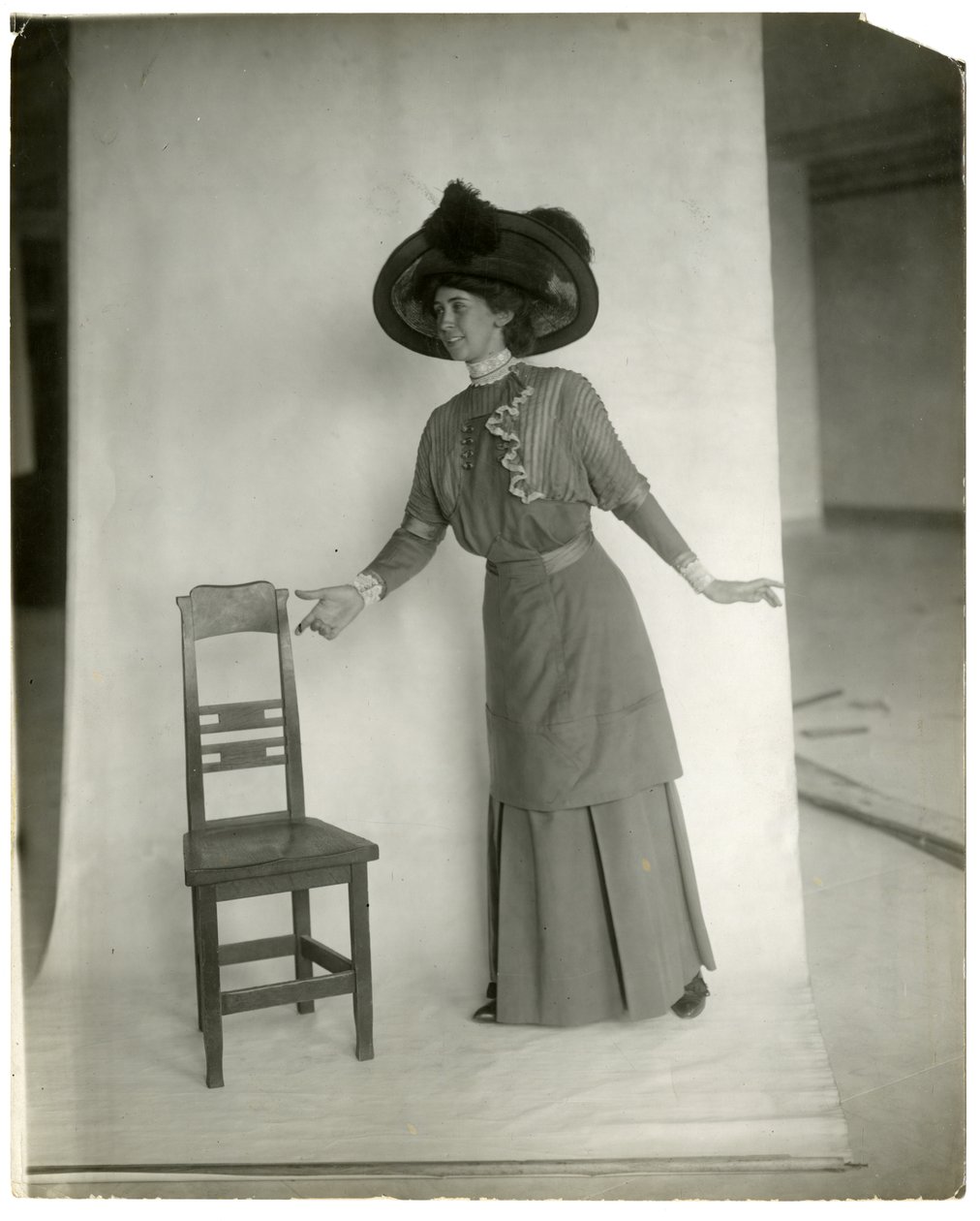 "Kérjük, üljön le" A lábak, a test karjai és a kezei megfelelő testtartása, 1905-1918 körül (zselatin ezüst fotó) alkotó: Jessie Tarbox Beals
