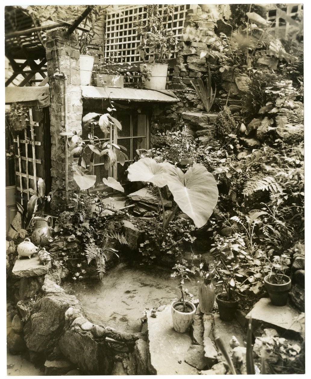 A medence teraszán George és Mary Stonehill otthona, Greenwich Village, New York, USA, 1936-37 körül (zselatin ezüst fotó) alkotó: Jessie Tarbox Beals