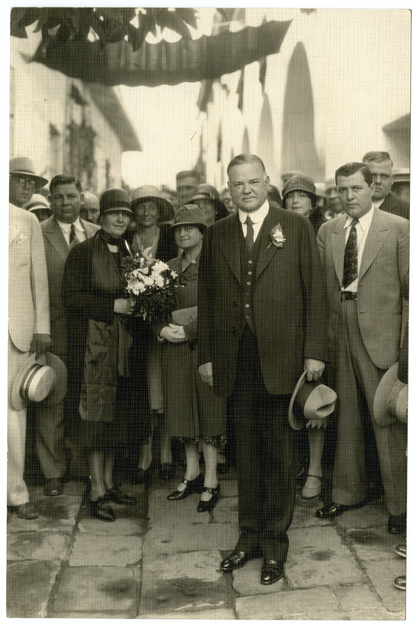 Hoover elnök – Mrs. Hoover csokrot tart, 1928-32 körül alkotó: Jessie Tarbox Beals