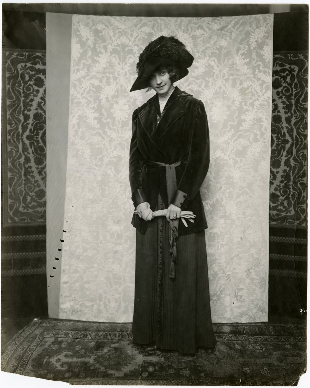 Piros bársony öltöny harmonika redős szoknyával, Arnold & Constable, 1905-1918 körül (zselatin ezüst fotó) alkotó: Jessie Tarbox Beals