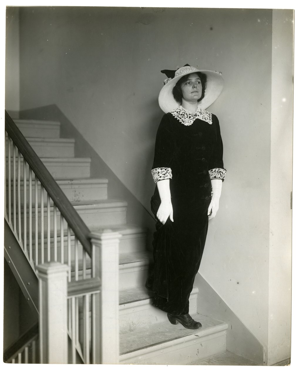 Jobbra lefelé a lépcsőn, 1905-1918 körül (zselatin ezüst fotó) alkotó: Jessie Tarbox Beals