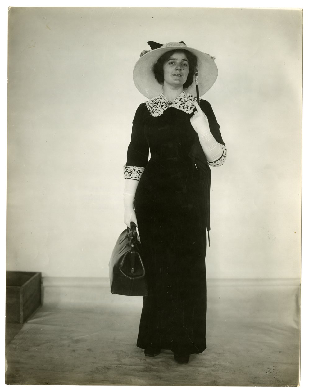 A táska és az esernyő szállításának helyes módja, 1905-1918 körül alkotó: Jessie Tarbox Beals