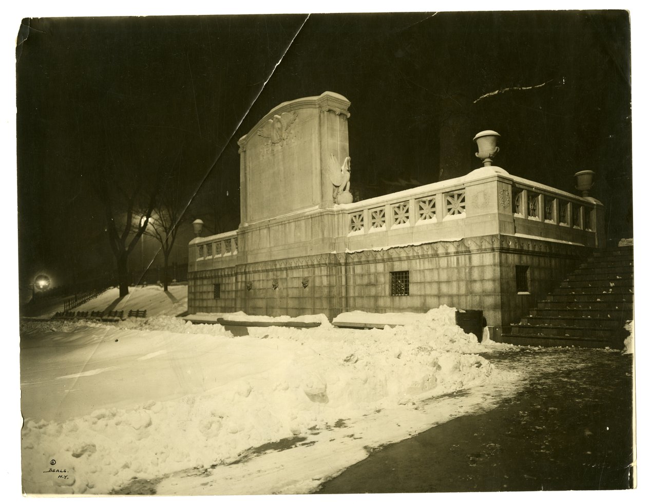 Shaw Memorial hátul éjjel, Boston, USA, 1902-1910 körül (zselatin ezüst fotó) alkotó: Jessie Tarbox Beals