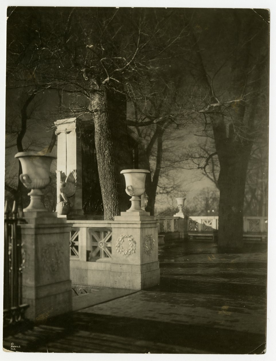 Shaw Memorial éjjel, Boston, USA, 1902-1910 körül (zselatin ezüst fotó) alkotó: Jessie Tarbox Beals