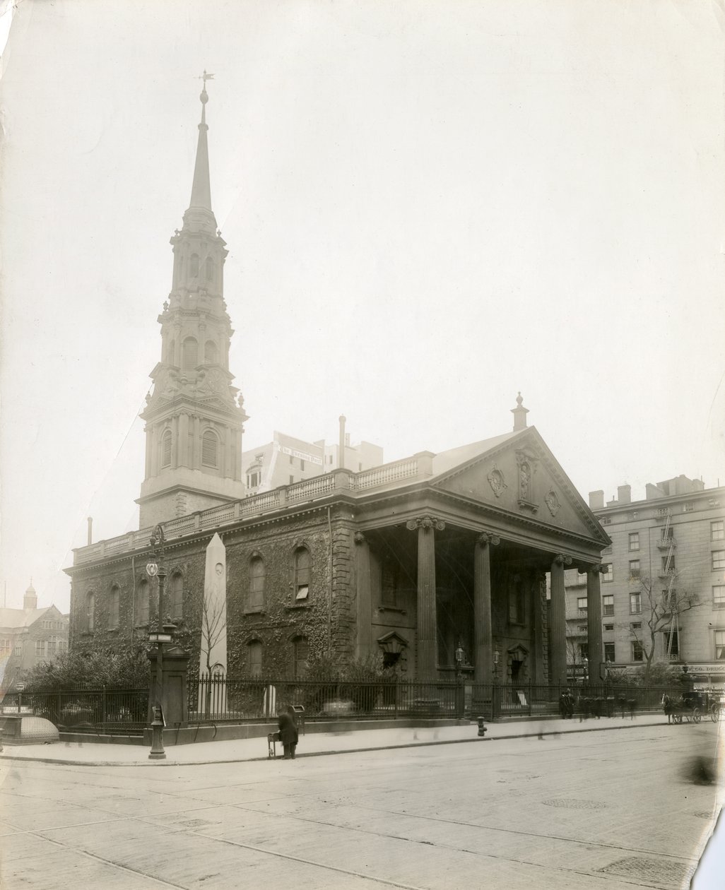 Szent Pál kápolna, Broadway, New York, USA, 1905-40 körül (zselatin ezüst fotó) alkotó: Jessie Tarbox Beals