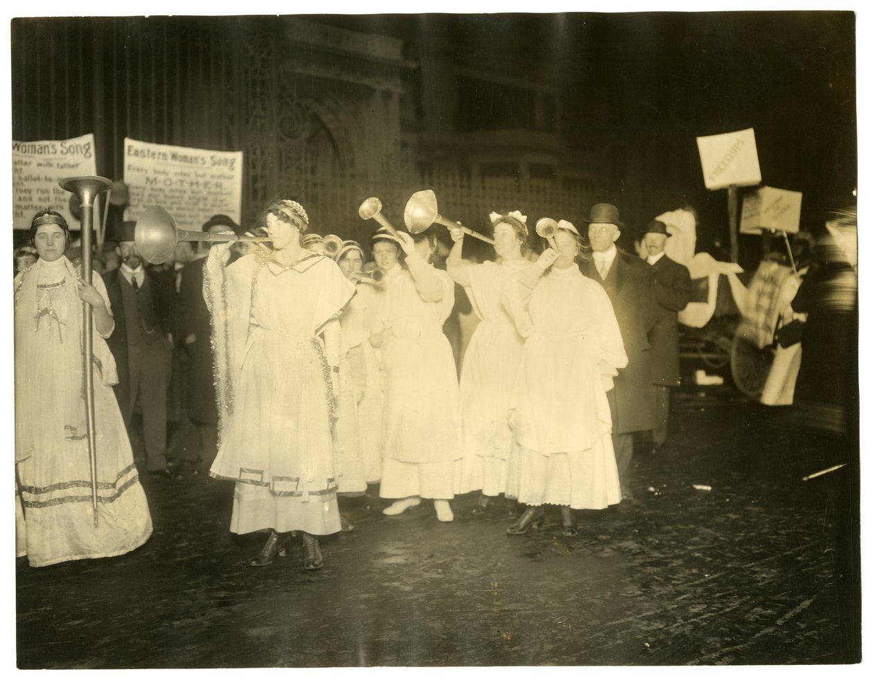 Suffrage Parade, Greenwich Village, New York, USA, 1915-1918 körül (zselatin ezüst fotó) alkotó: Jessie Tarbox Beals