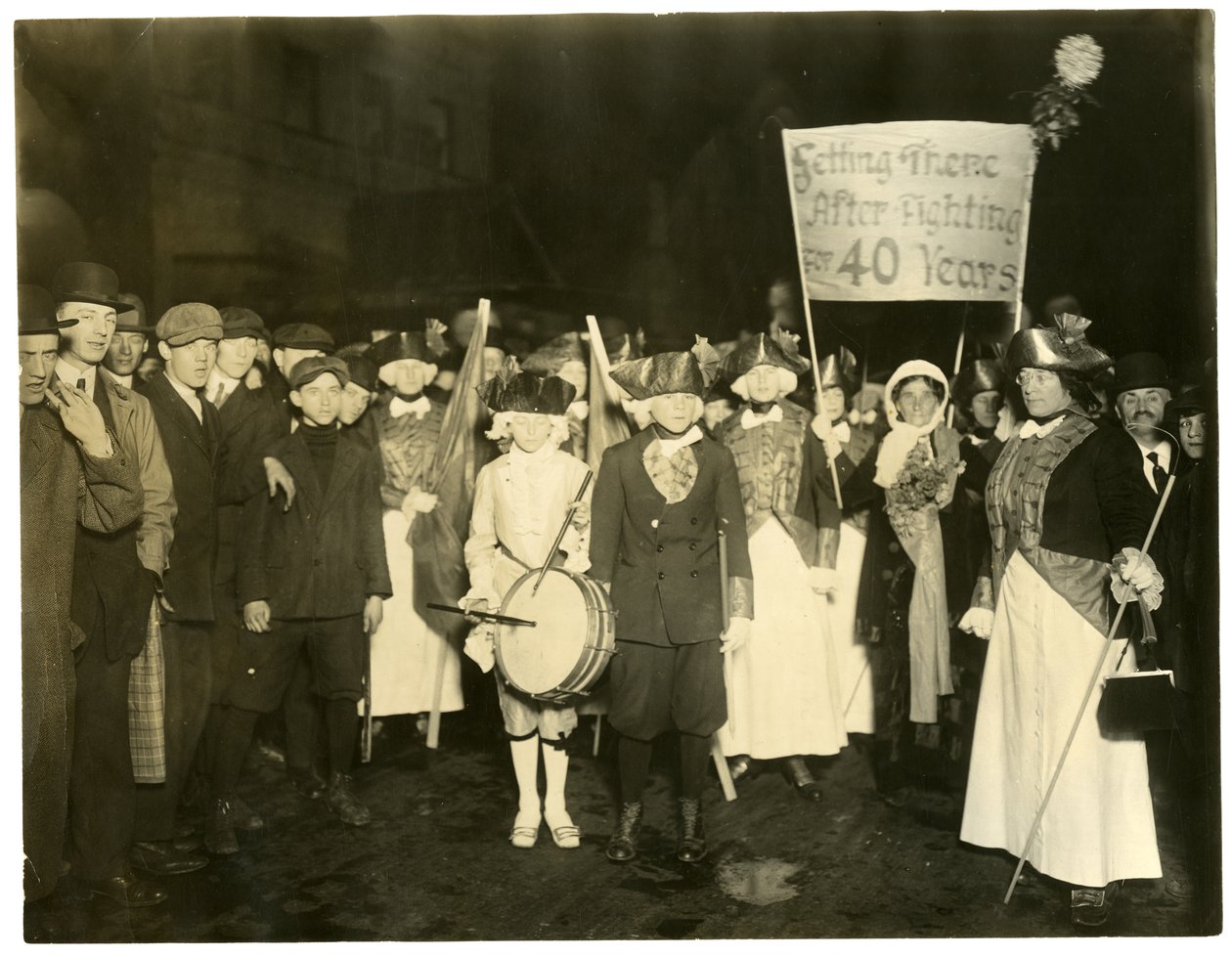 Suffrage Parade, Greenwich Village, New York, USA, 1915-1918 körül (zselatin ezüst fotó) alkotó: Jessie Tarbox Beals