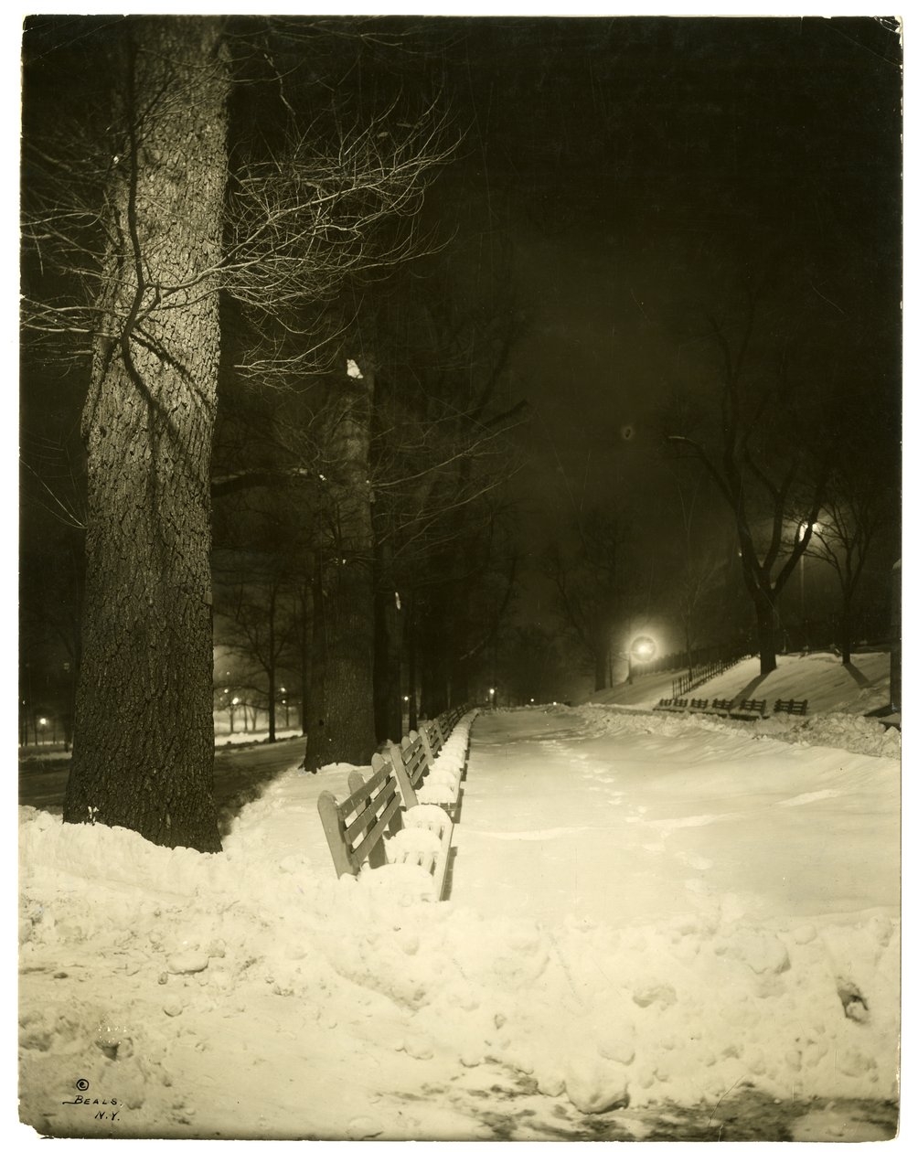 The Mall at night, Boston, Mass, USA, 1902-1910 körül (zselatin ezüst fotó) alkotó: Jessie Tarbox Beals