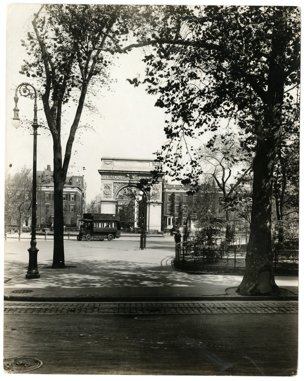Washington Square North, New York, USA, 1905-40 körül (zselatin ezüst fotó) alkotó: Jessie Tarbox Beals