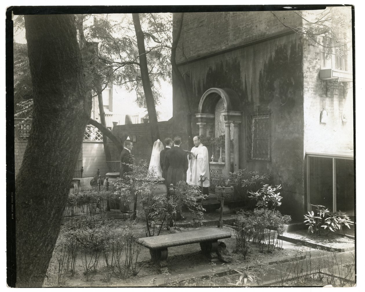 Esküvő a Szent János-templomban, West 11 St, 1938-39 körül (zselatin ezüst fotó) alkotó: Jessie Tarbox Beals