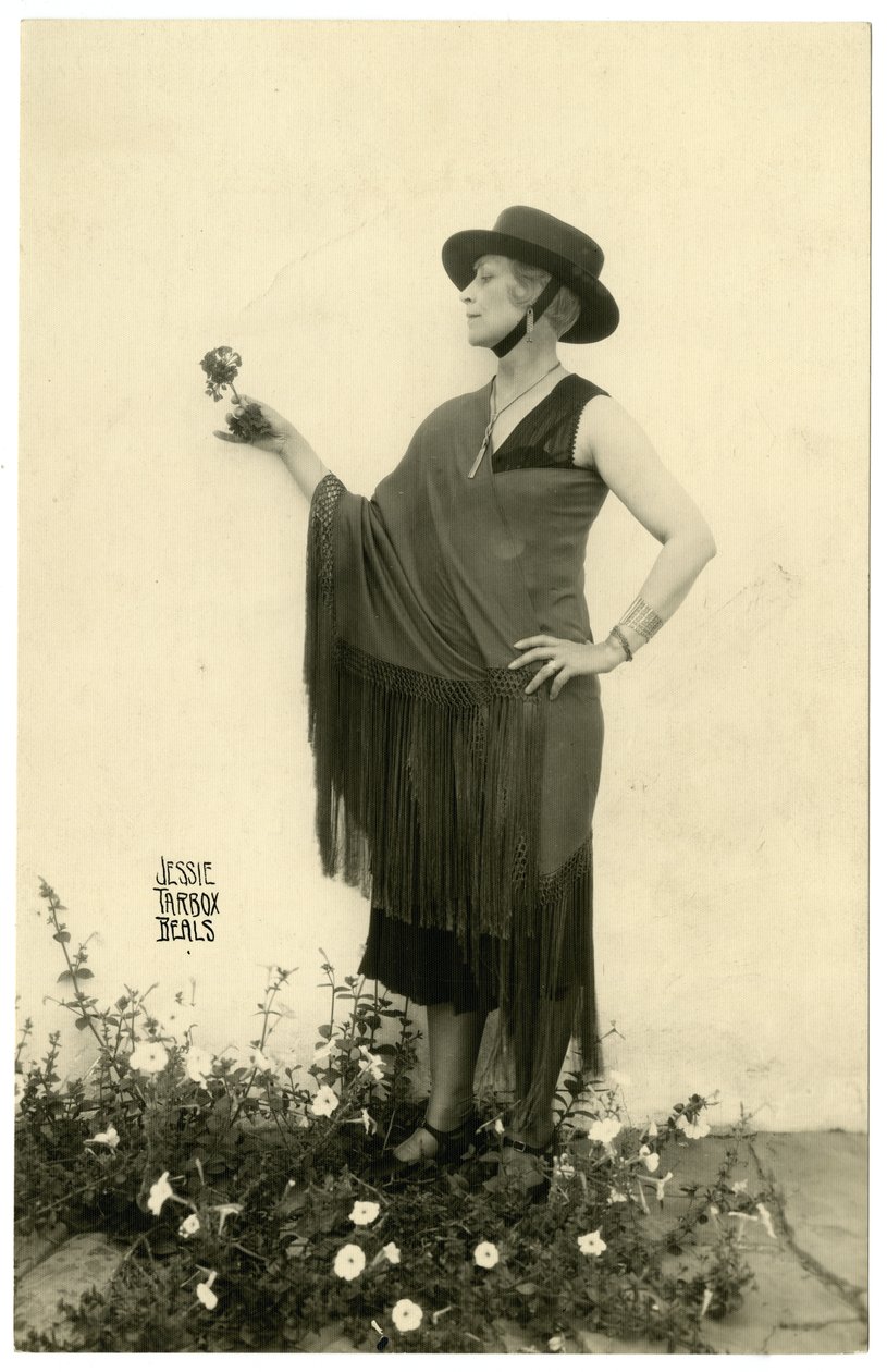 Virágot tartó nő, 1905-40 körül alkotó: Jessie Tarbox Beals