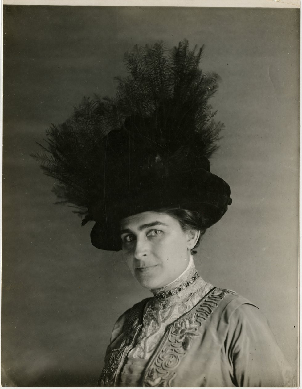 közeli tollas kalap, 1905-1918 körül (zselatin ezüst fotó) alkotó: Jessie Tarbox Beals