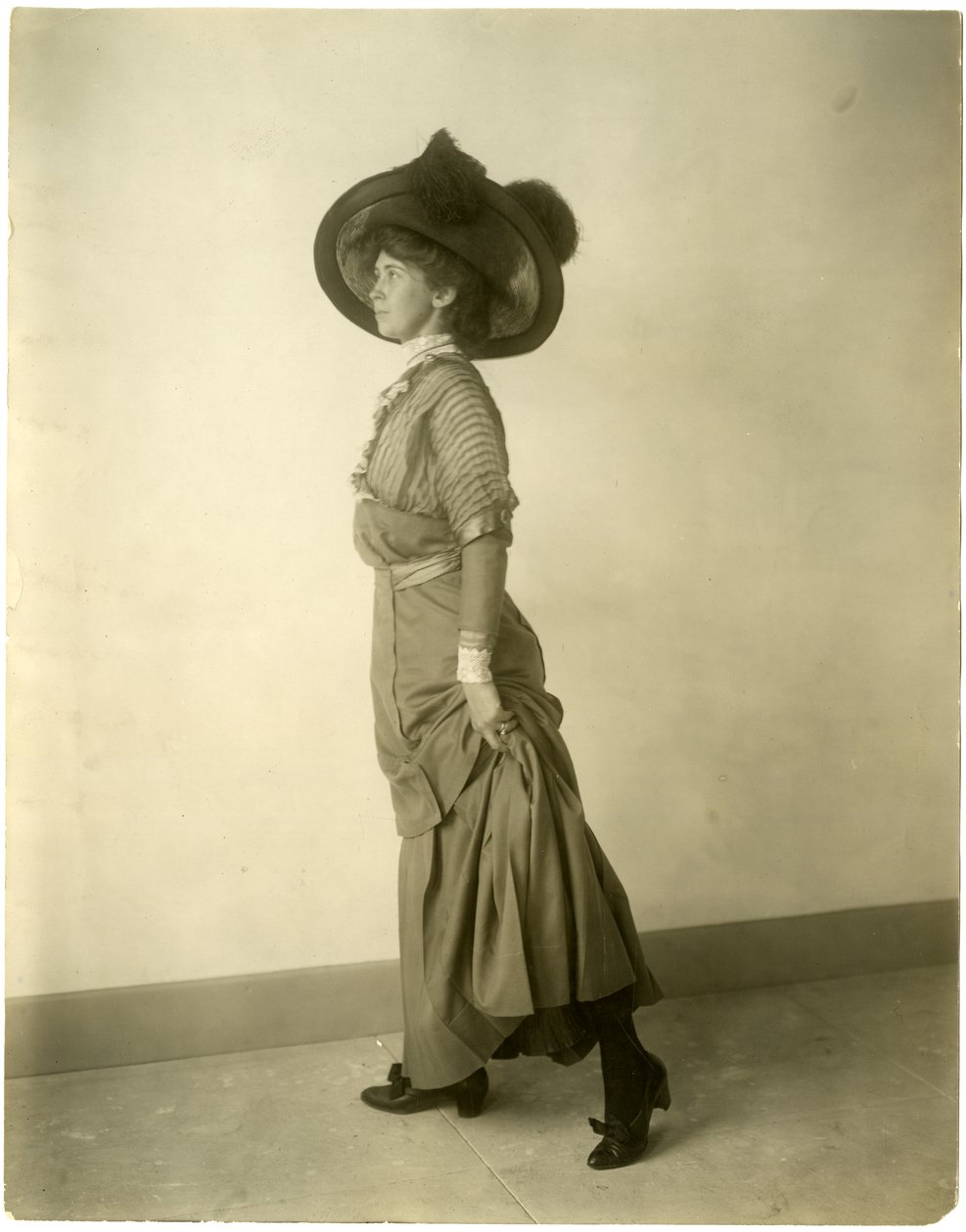 modell tollas kalapban, 1905-1918 körül (zselatin ezüst fotó) alkotó: Jessie Tarbox Beals