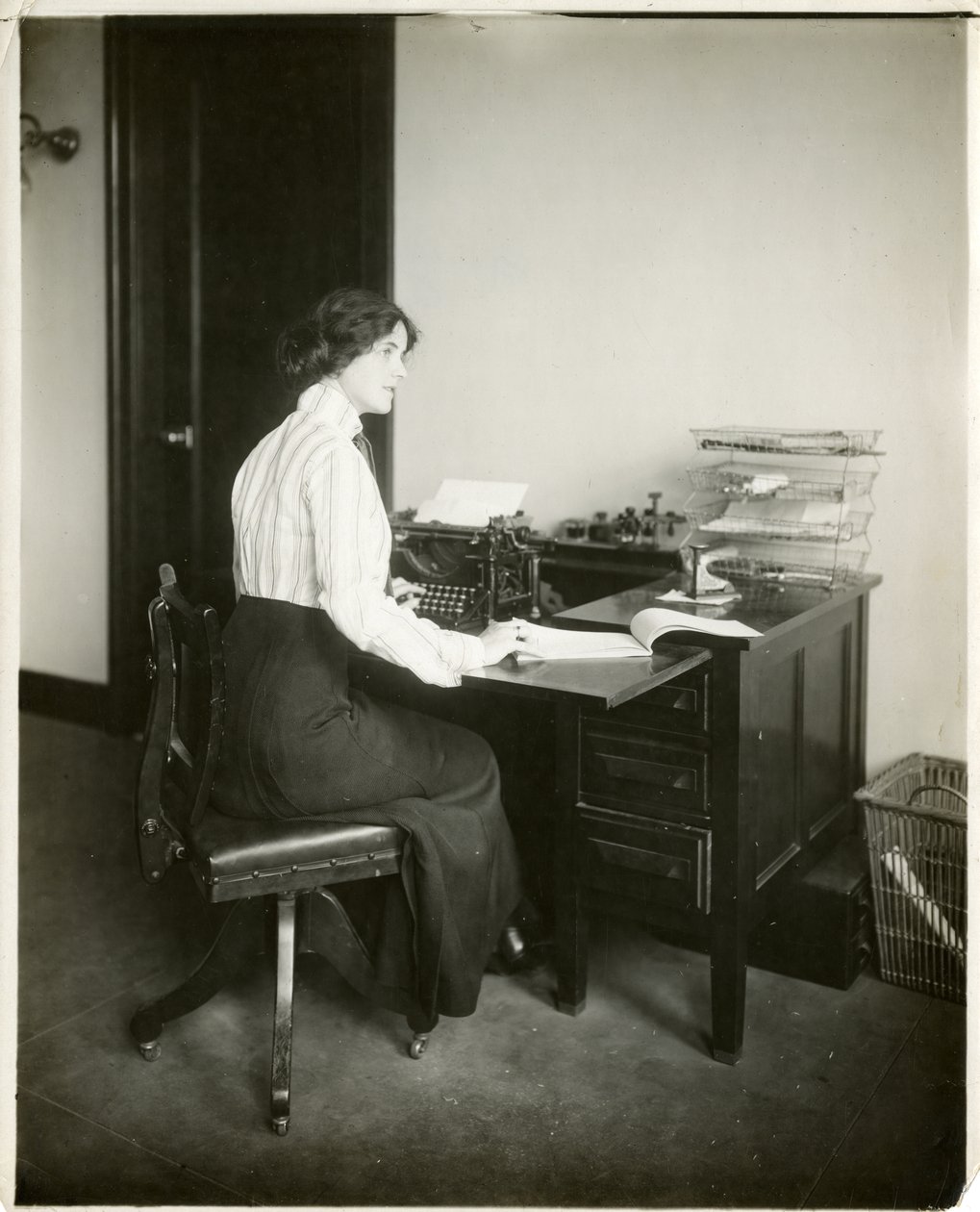 írógépes modell, 1905-1918 körül (zselatin ezüst fotó) alkotó: Jessie Tarbox Beals