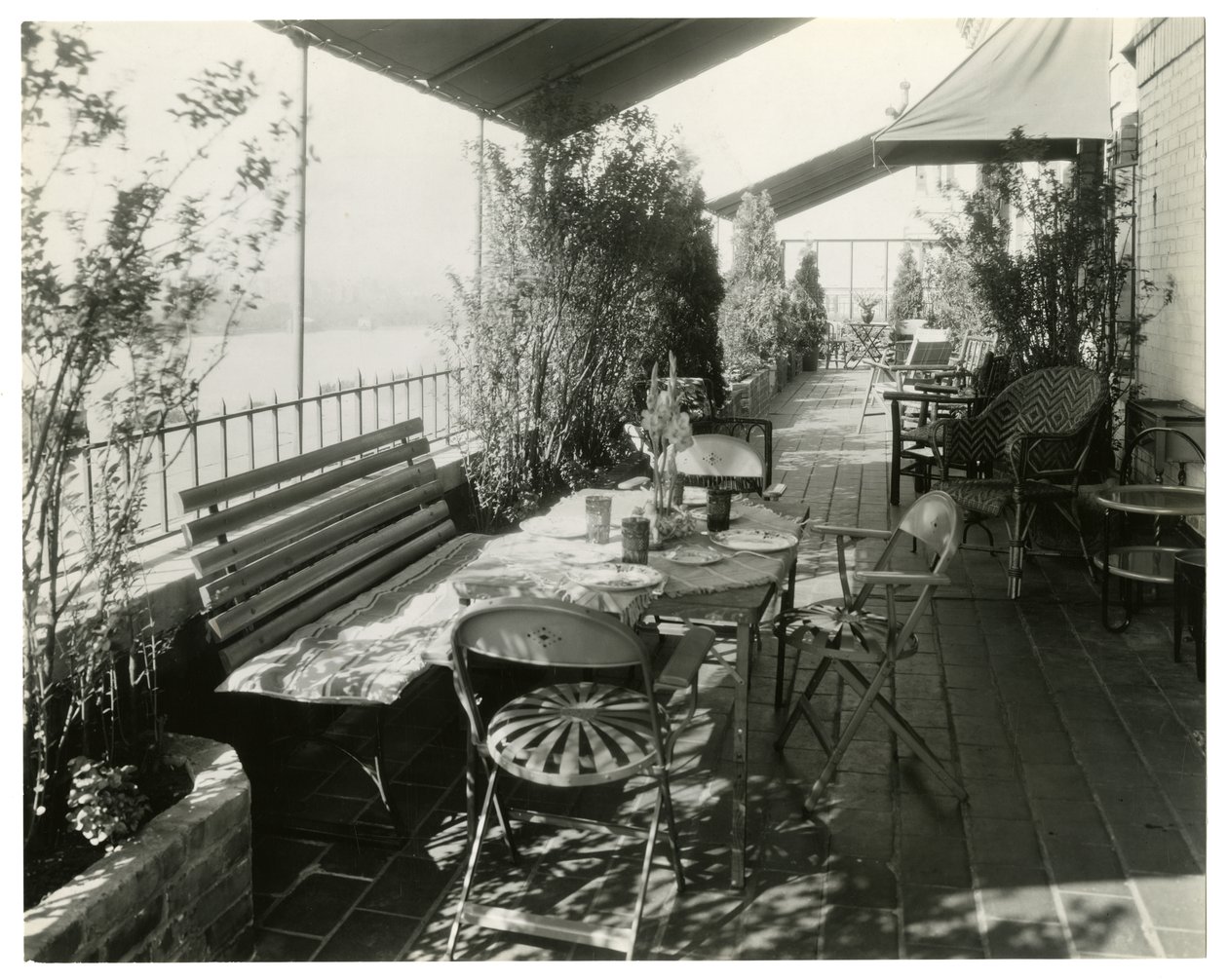 folyóra néző terasz, 1936-37 körül (zselatin ezüst fotó) alkotó: Jessie Tarbox Beals