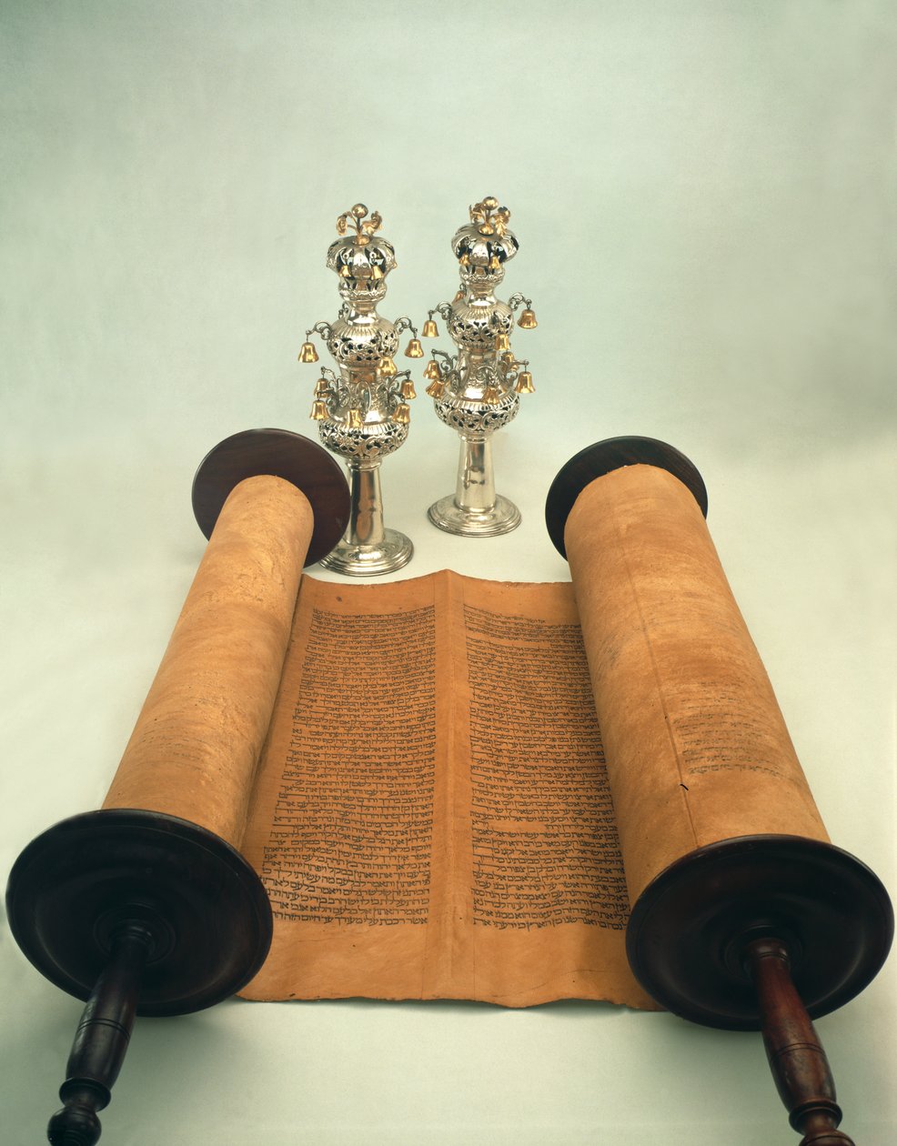 Tóratekercs ezüstkorona végekkel (papír, fa és ezüst) alkotó: Jewish School