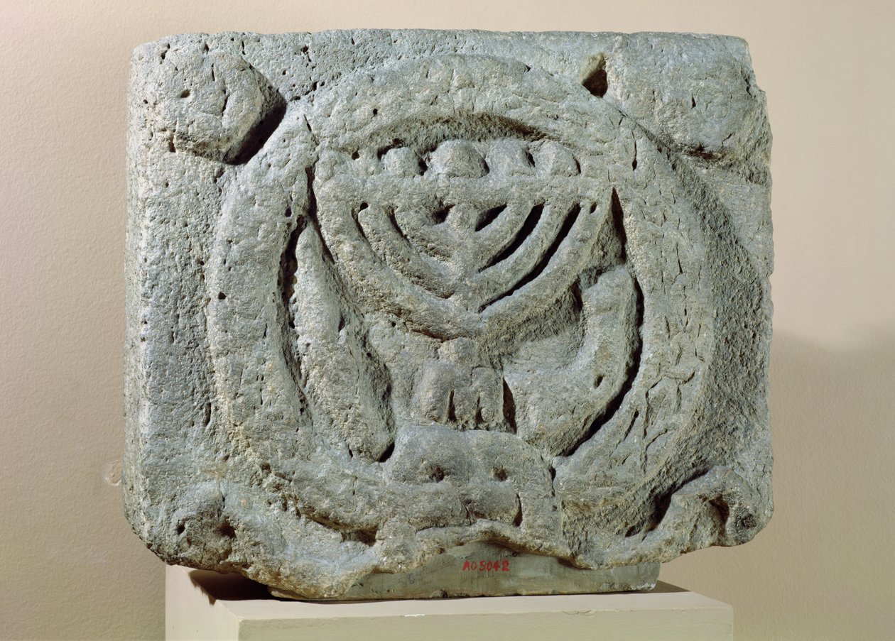 Menórát ábrázoló dombormű, Umm Qeis (ókori Gadara) Jordániából (bazalt) alkotó: Jewish School