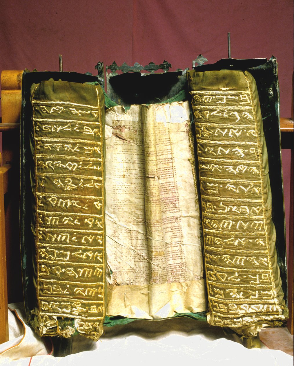 A Samaritan Pentateuch tekercs különlegesen díszített ezüst házában alkotó: Jewish School