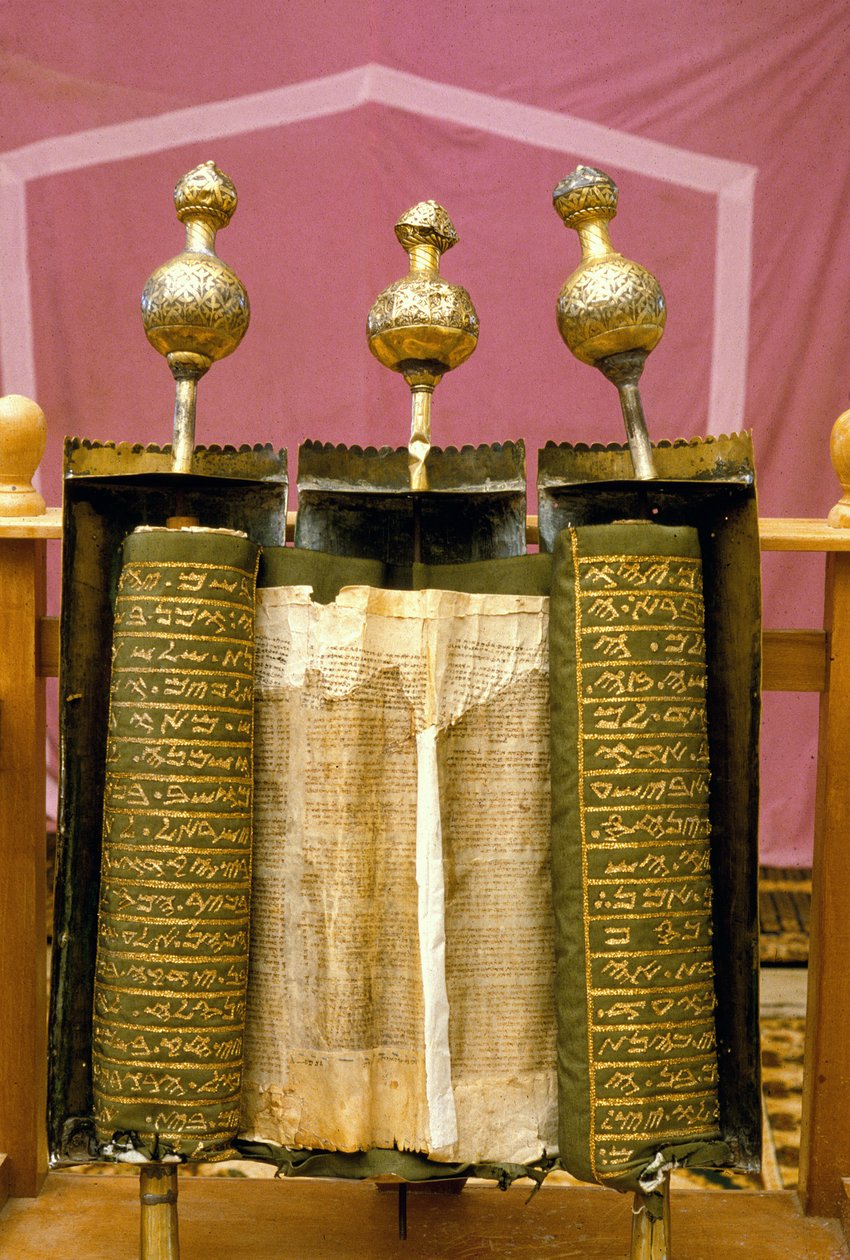 A Samaritan Pentateuch tekercs különlegesen díszített ezüst házában alkotó: Jewish School