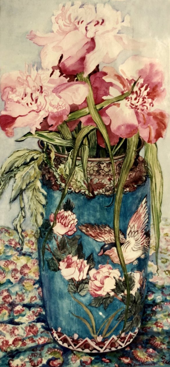 Pünkösdi rózsa egy Cloisonne-i vázában, alkotó: Joan Thewsey