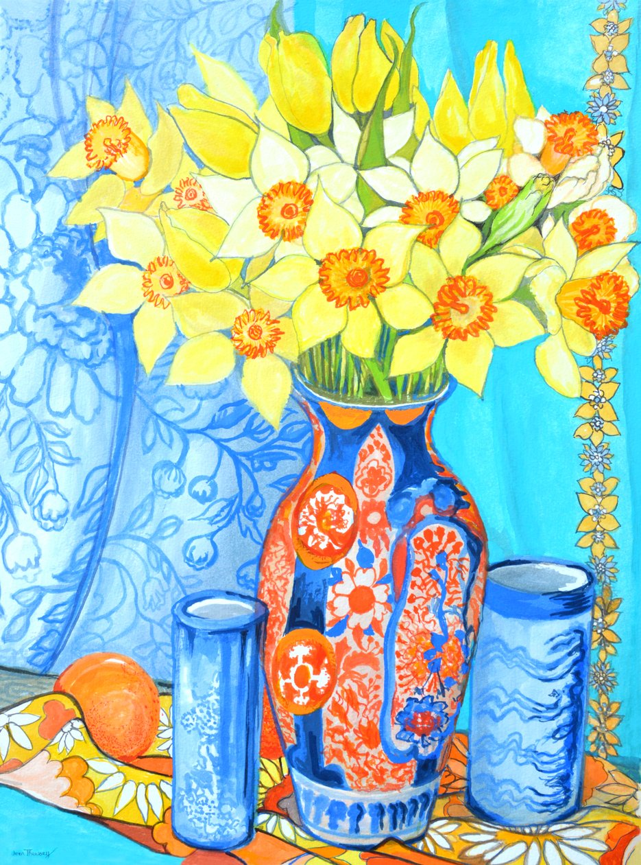 Nárciszok és tulipánok Imani vázában; narancs és textil alkotó: Joan Thewsey