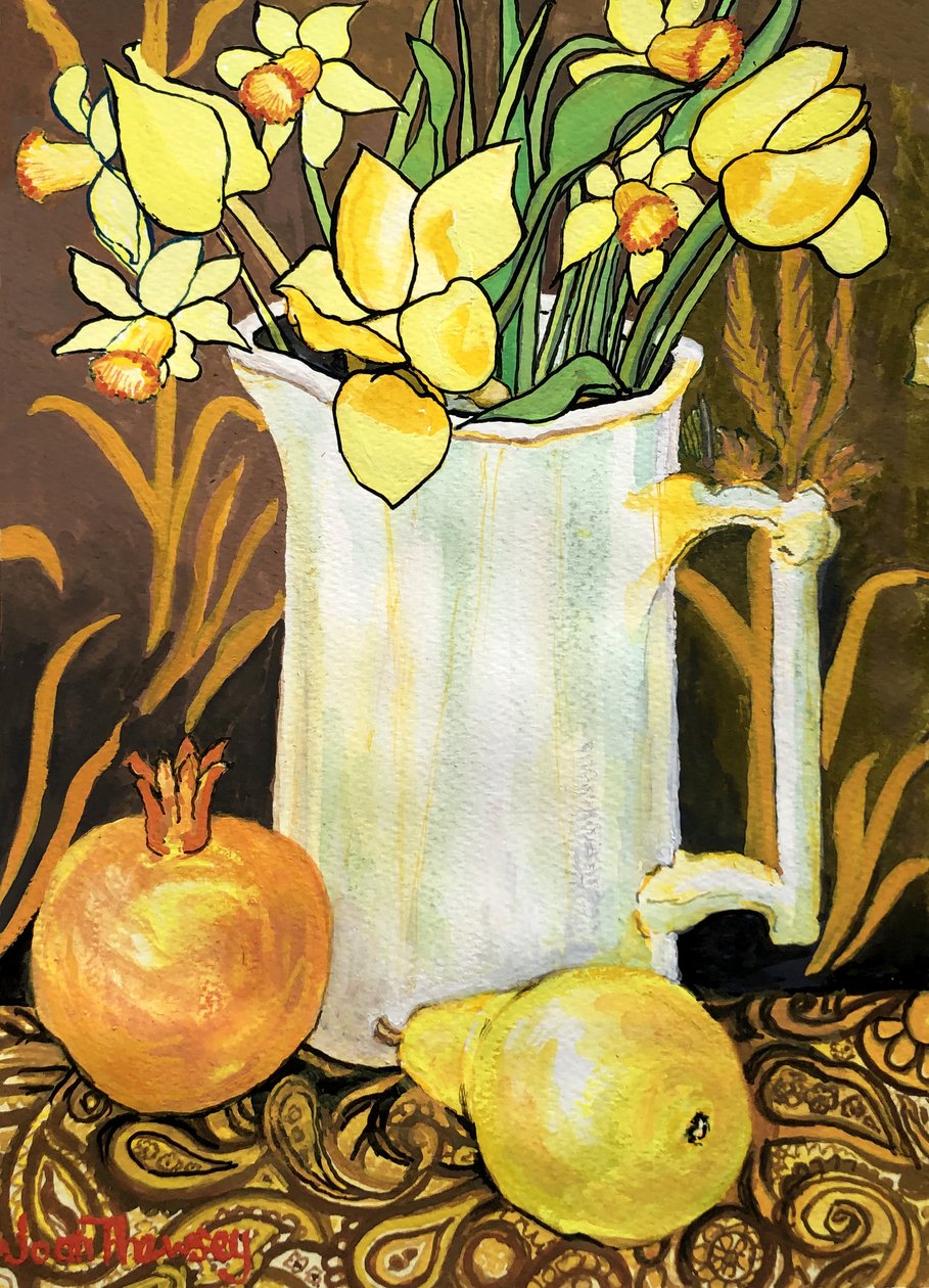 Tulipánok és nárciszok fehér kancsóban, textilekkel, gránátalmával és körtével (akvarell) alkotó: Joan Thewsey