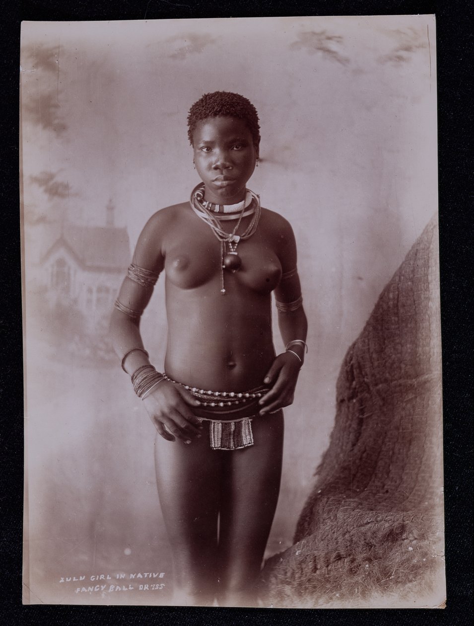 Zulu lány natív díszes báli ruhában, 1895 körül alkotó: Joe Barnett