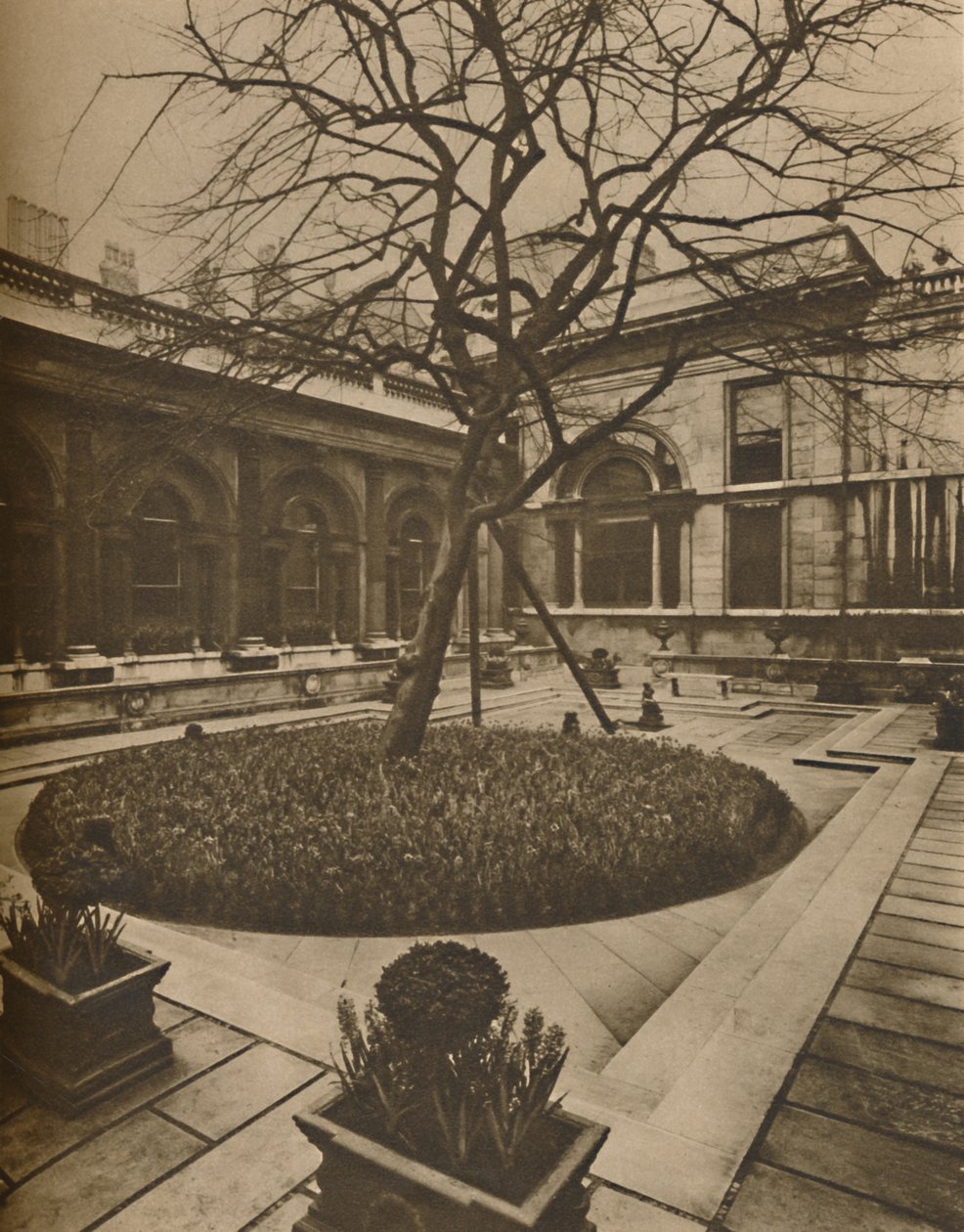 Építészeti inspiráció: The Garden Court in the Bank of England, c1935. alkotó: Joel